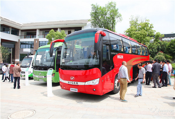 嘉賓參觀海格展車(chē).jpg